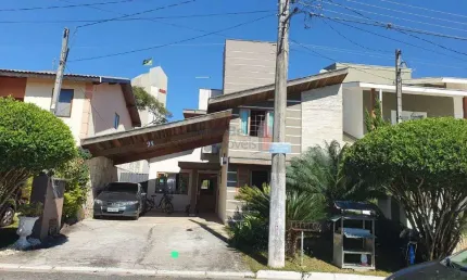 Viva o Sonho no Jardim das Hortências: Sobrado com 4 Quartos, sendo 2 e piscina