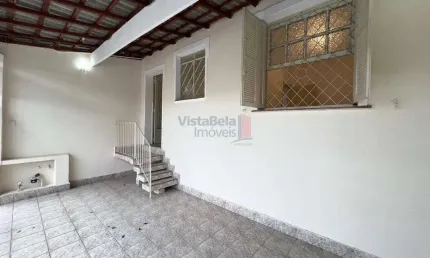Casa ao lado da Pça Sta. Terezinha para Venda com 02 quartos sendo 01 suíte