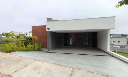 Casa em Condomínio Fechado com 03 suítes, piscina e área gourmet para Locação!