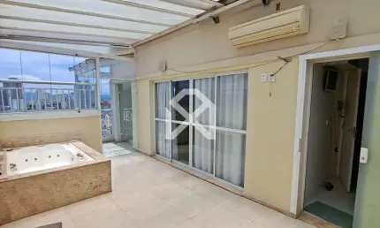 Apartamento cobertura de 136m, 3 suítes; área externa coberta com teto solar automatizado e banheir