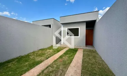 Sobrado à venda com 125m2, 2 dormitórios, quintal, vista do quarto para pedra grande.. 2 vagas de g