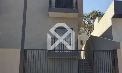 Sobrado à venda com 65m construído e 104m de área total, 2 suítes, 2 vagas de garagem,jardim santo