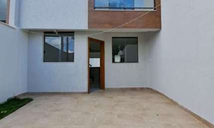 CASA GEMINADA INDEPENDENTE COM TRÊS QUARTOS  NO SANTA BRANCA