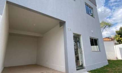 Casa geminada de três quartos no Bairro São João Batista