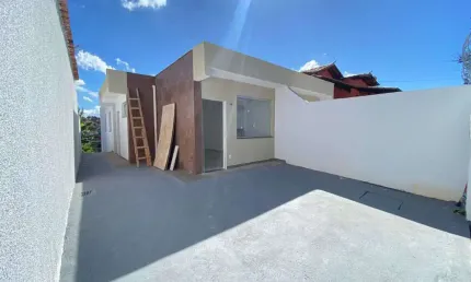 CASA GEMINADA DE TRÊS QUARTOS COM ENTRADA INDEPENDENTE  NO BAIRRO MANTIQUEIRA