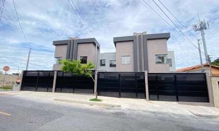 CASA GEMINADA DE TRÊS QUARTOS NO BAIRRO SANTA MÔNICA