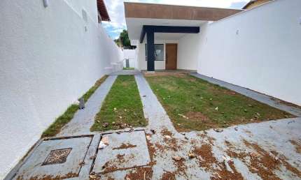 CASA PLANA DE ALTO PADRÃO DE TRÊS QUARTOS NO BAIRRO PARQUE COPACABANA