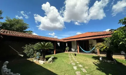 CASA DE TRÊS QUARTOS DE ALTO PADRÃO NO BAIRRO SANTA MÔNICA