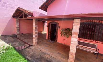 CASA NO LOTE DE 360 m² COM TRÊS QUARTOS NO BAIRRO PARQUE LEBLON