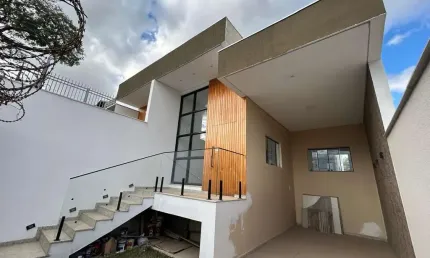 Casa de três quartos no bairro minascaixa ( venda nova )