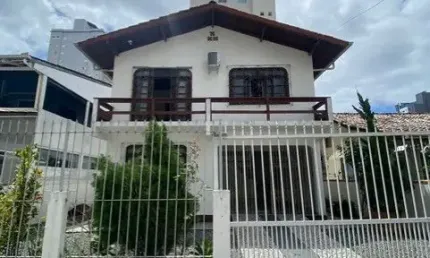 Sobrado para locação de temporada em Meia Praia-Itapema