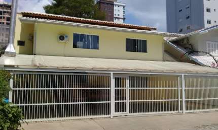 Ampla Casa de Excursão localizada em área central de Meia Praia - Itapema