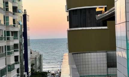Cobertura quadra mar em Meia Praia com amplo terraço e vista para mar