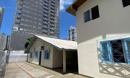 Casa De Excursão p/ alugar no Centro de Meia Praia - Itapema (SC)