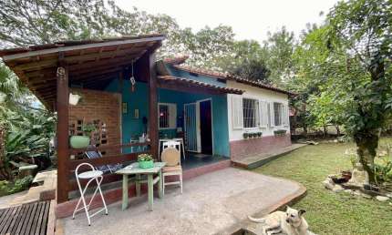 Imperdível oportunidade de casa à venda em Itatiaia-RJ, bairro Fazenda Penedo! 3 quartos, 2 salas, 1 banheiro e garagem.