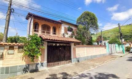 Casa à venda com 6 quartos e 5 vagas de garagem no Centro de Itatiaia-RJ - Confira!