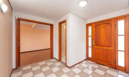 Excelente sobrado com 04 quartos sendo 03 Suítes à venda em Curitiba -Pr.
