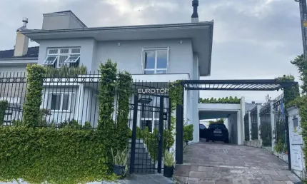 Excelente casa com 3 dormitórios, suíte, closet e piscina!