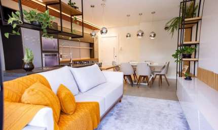 Amplo apartamento semi mobiliado de 2 dorm c/suíte e sacada aberta!