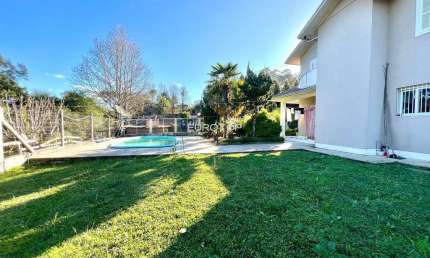 Lindo sítio com piscina, açude e casa de 4 dormitórios sendo 1 suíte!