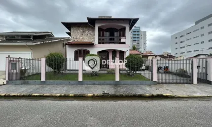 Casa à venda em Centro Biguaçu - SC | Dois pisos e banheira com hidromassagem