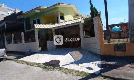 Casa à venda em Rio Caveiras, Biguaçu - SC | Dois Andares com Suíte e Closet