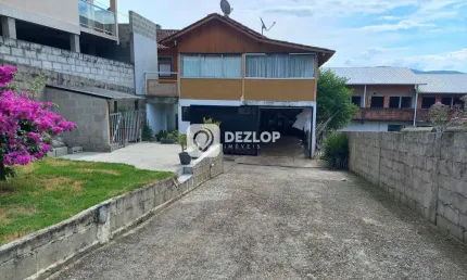 Casa à venda em Areias de Baixo, Governador Celso Ramos - SC | Suíte e Piscina