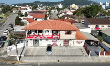 Casa com Salas Comerciais à Venda no Bairro Rio Caveiras - Biguaçu