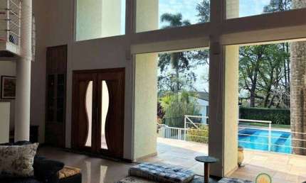 Casa com 4 dorms ( 3 suítes ) Privacidade, piscina, gourmet, Canil e Gatil