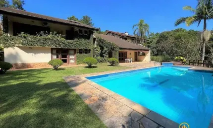 Linda casa com 5 suítes + apto hóspedes! Cond. Pq Silvino Pereira