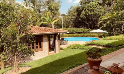 Casa maravilhosa em 1.488m2 no condomínio Palos Verdes, total reformada