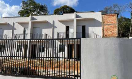 Casa com dois dormitórios, sala, cozinha tipo americana e 1 vaga condomínio