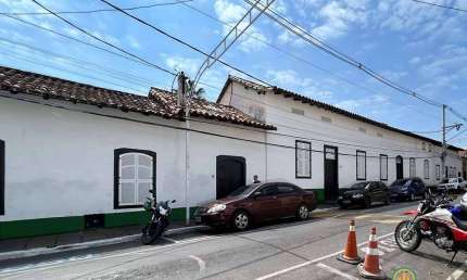 CASARÃO COMERCIAL - Centro Histórico Santana de Parnaíba (fachada tombada)