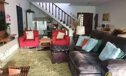 Casa com 3 suítes, piscina! Próximo ao Shopping Granja Viana