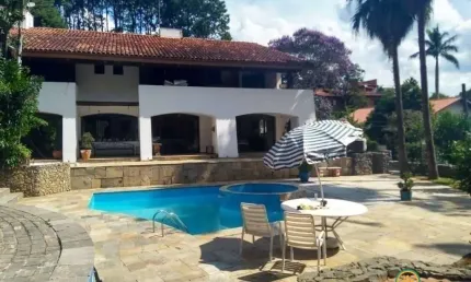 Casa com 5 suítes amplas, em Vila Fechada segurança 24h