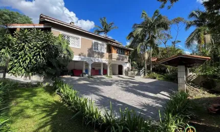Imóvel com 2 casas independentes, mas interligadas! 5d/3sts!