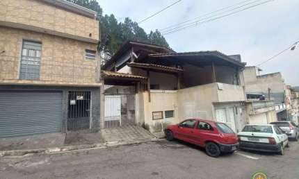 Casa de construção sólida em rua s/saída próximo centro de Cotia.,doct ok!