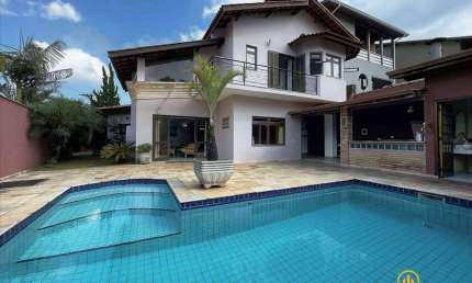 Casa com 3 suítes, piscina e ótima área gourmet em condomínio