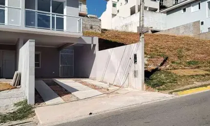 Ótima casa com 3 dormitórios, sendo 1 suíte,acabamento de 1a.em condomínio