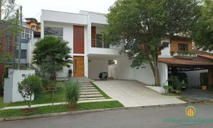 Casa com 3 suítes e piscina em condomínio de alto padrão na Granja Viana