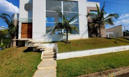 Casa moderna com 3 suítes, piscina, planejados na casa toda, em condomínio