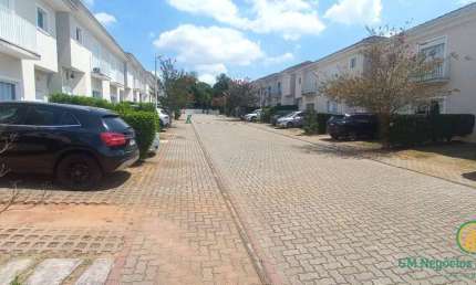 Linda casa 3 dormitórios, sendo 1 suíte com closet em condomínio com lazer