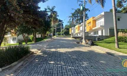 Condomínio novo, moderno com apenas 18 casas  na região da Granja Viana