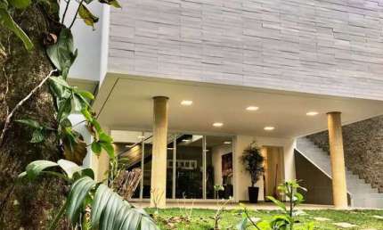 Casa moderna recém construída em Condominio de Alto Padrão