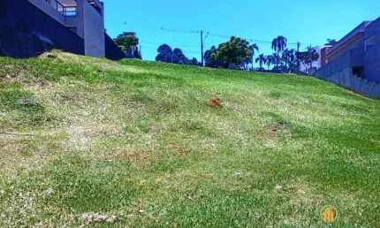Terreno limpo com 680,56m² pronto para construir em Condomínio