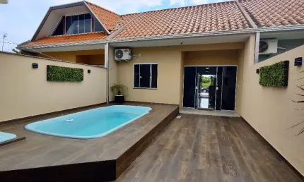 Casa com piscina em Praia de leste Pontal do Parana
