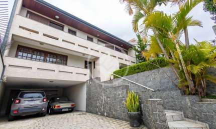 Casa no Bom Retiro com 4 quartos sendo 1 suíte, 4 vagas de garagem, jardim com piscina externa. codigo: 100564