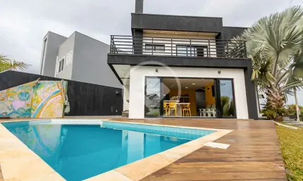 Casa em condomínio - 249m²  de área Privativa - 5 dormitórios ( sendo 1 suíte ) - Piscina - 8 vagas codigo: 128884