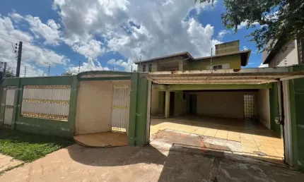 SOBRADO AMPLO COM PLANEJADOS E PISCINA NO CARANDA BOSQUE