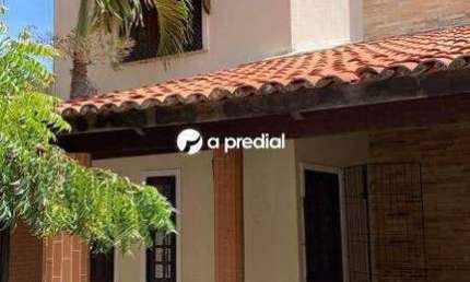 Ampla Casa com 6 Dormitórios e Localização Privilegiada!